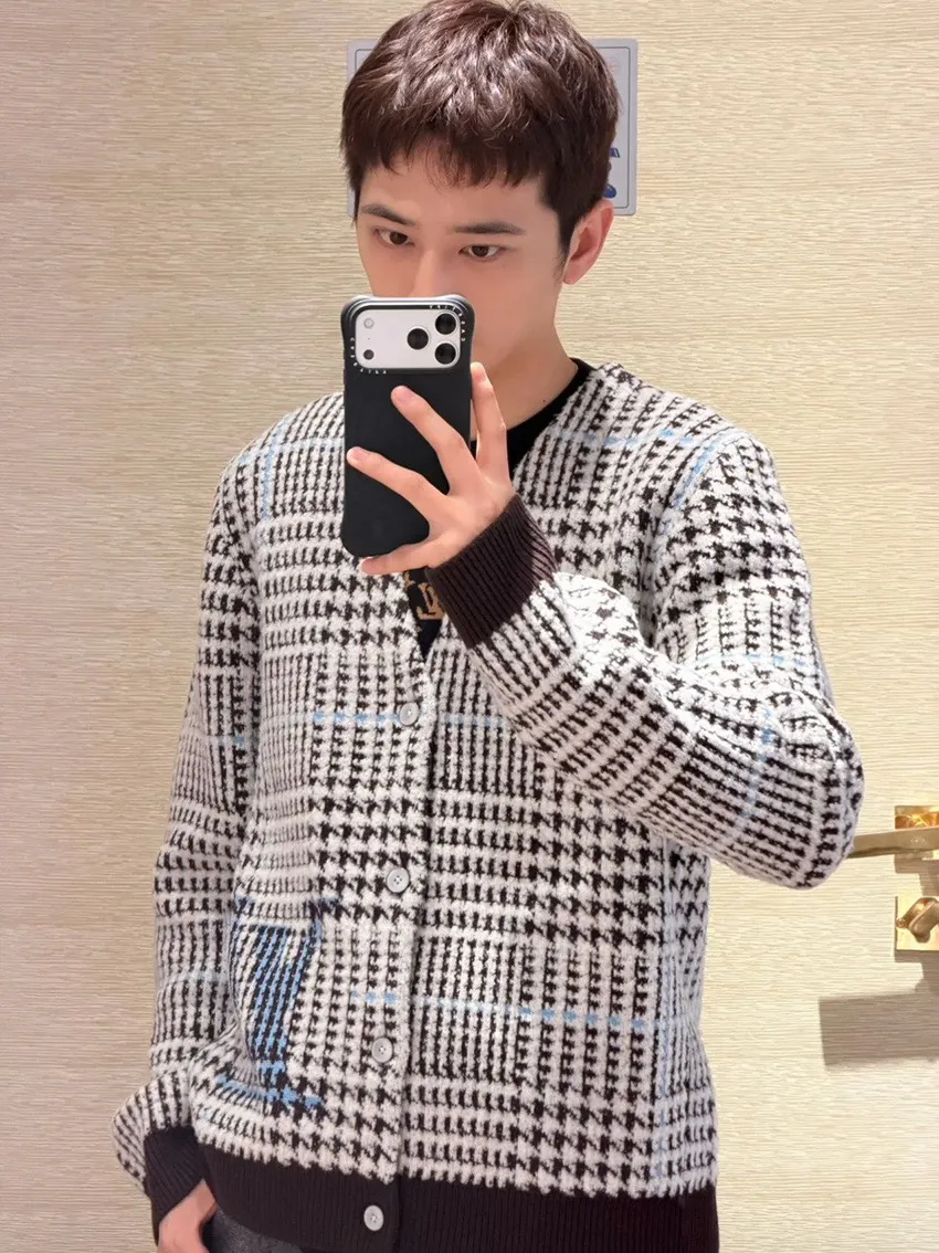 Louis Vuitton/ V